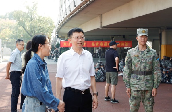 党委书记祝建东深入军训现场看望...